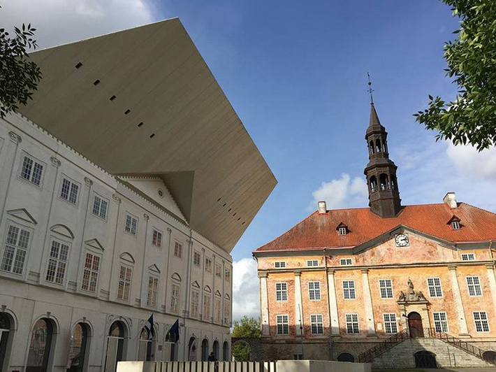Нарвская ратуша и колледж Тартуского университета.