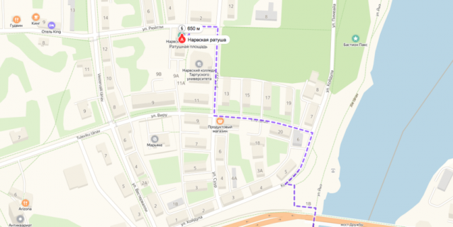 В пешей доступности от променада, буквально в 10 минутах, расположена Нарвская ратуша и колледж Тартуского университета.