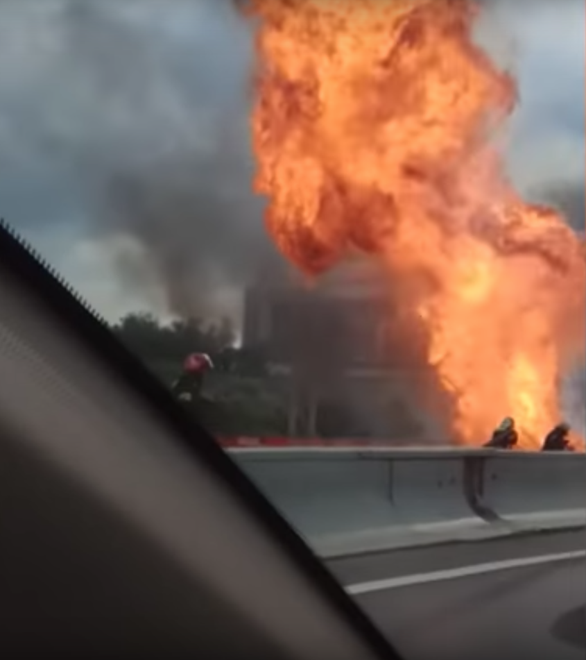 Легковой автомобиль взорвался на МКАД. Видео | 24.06.2019 | Санкт-Петербург  - БезФормата