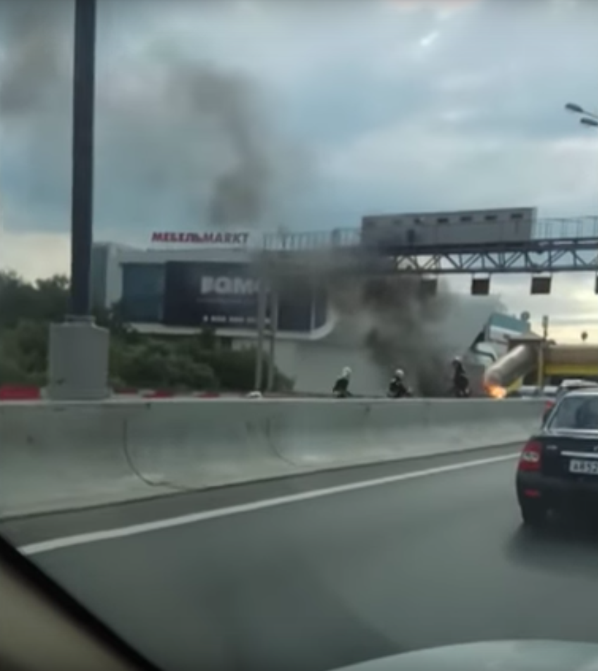 Легковой автомобиль взорвался на МКАД. Видео | 24.06.2019 | Санкт-Петербург  - БезФормата