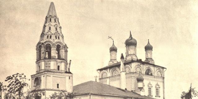 Церковь святых Петра и Павла в Лефортове в результате урагана лишилась крестов.. Церковь святых Петра и Павла в Лефортове в результате урагана лишилась крестов..