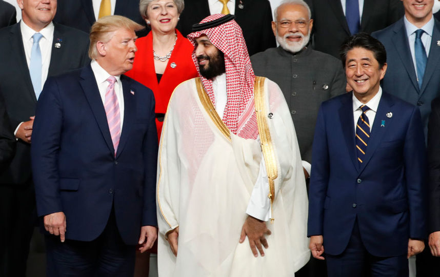 Церемония фотографирования на G20. Дональд Трамп, саудовский принц и премьер Японии. Фото Getty