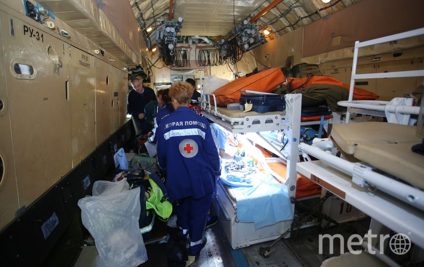 Спецборт МЧС доставил на лечение в СПб двоих детей. Фото пресс-служба МЧС, "Metro"