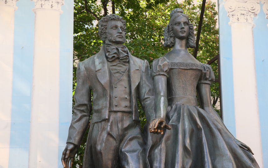 Памятник Пушкину и Гончаровой. Фото Василий Кузьмичёнок