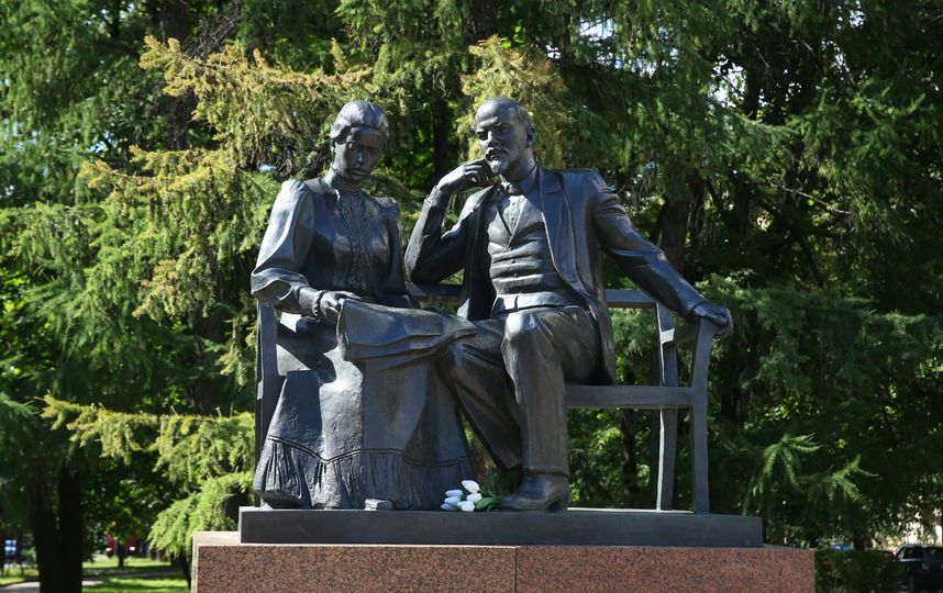 Памятник Ленину и Крупской. Фото Василий Кузьмичёнок