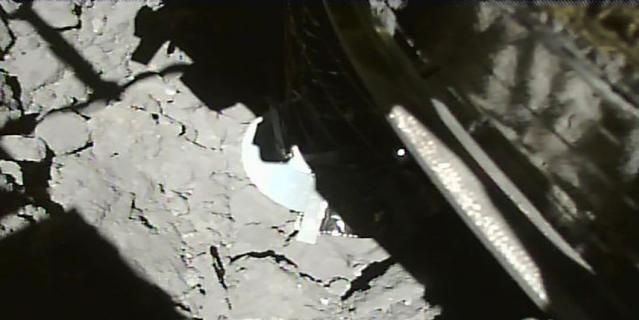 Фотография, сделанная зондом "Хаябуса-2" спустя несколько секунд после приземления на астероид. Фотография, сделанная зондом "Хаябуса-2" спустя несколько секунд после приземления на астероид.