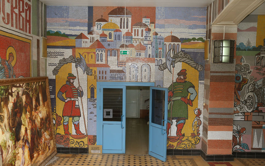 Мозаики в вестибюле завода «Кристалл» рассказывают об истории Москвы. Фото Василий Кузьмичёнок
