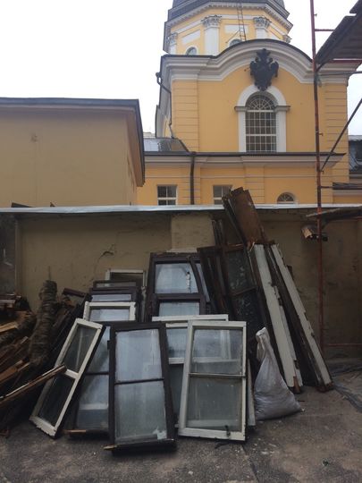 Активисты Петербурга призывают спасти старинные окна. Фото предоставлено активистами