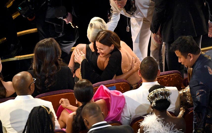 Леди Гага обнимается с Ириной Шейк на "Оскаре". Фото Getty