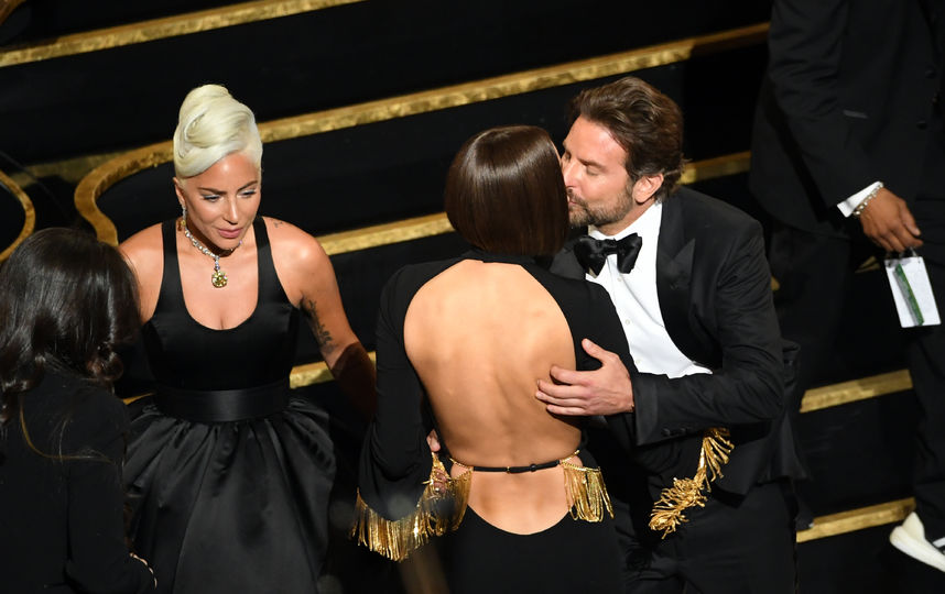 Леди Гага, Брэдли Купер и Ирина Шейк на "Оскаре". Фото Getty