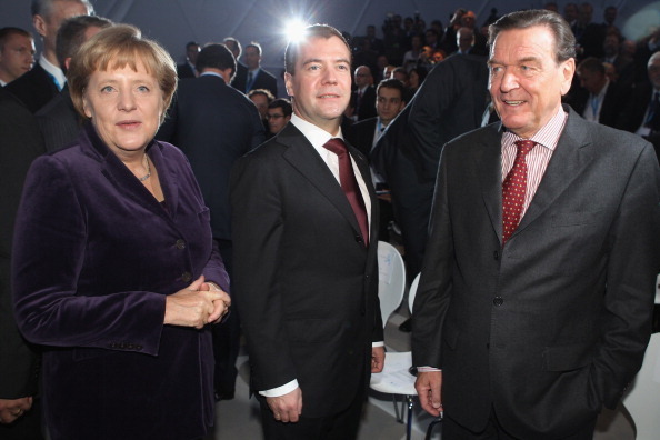 Ангела Меркель, Дмитрий Медведев и Герхард Шрёдер прибыли на церемонию открытия газопровода Nord Stream в немецком Любмине. Фото Getty