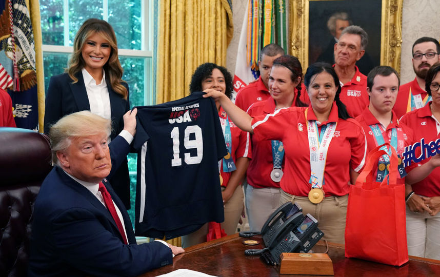 Мелания Трамп и Дональд Трамп на встрече со спортсменами в Белом доме 18 июля. Фото Getty