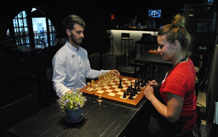 К перспективному знакомству с шахматистом нужно готовиться заранее. Фото Ольга Кабанова.
