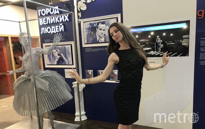 Первая солистка Большого театра Анна Тихомирова танцует рядом со скульптурой Майи Плисецкой. Фото Мария Беленькая, "Metro"