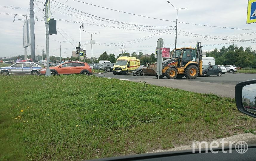 Фото с места аварии на Светлановском. Фото https://vk.com/spb_today, "Metro"