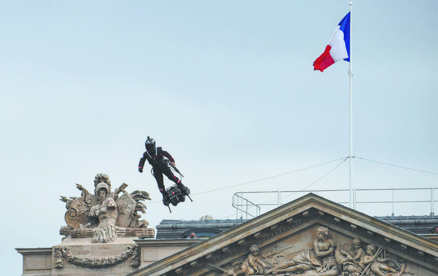 Фрэнки Запата на военном параде в Париже. Видео с пролётом Запаты выложил в своих соцсетях президент Франции Эммануэль Макрон. Фото AFP