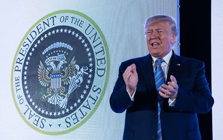 Дональд Трамп на фоне неправильной прездентской печати. Фото AFP