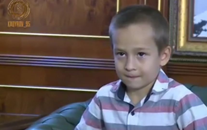Кадыров принял на работу охранником шестилетнего мальчика. Фото Все - скриншот YouTube
