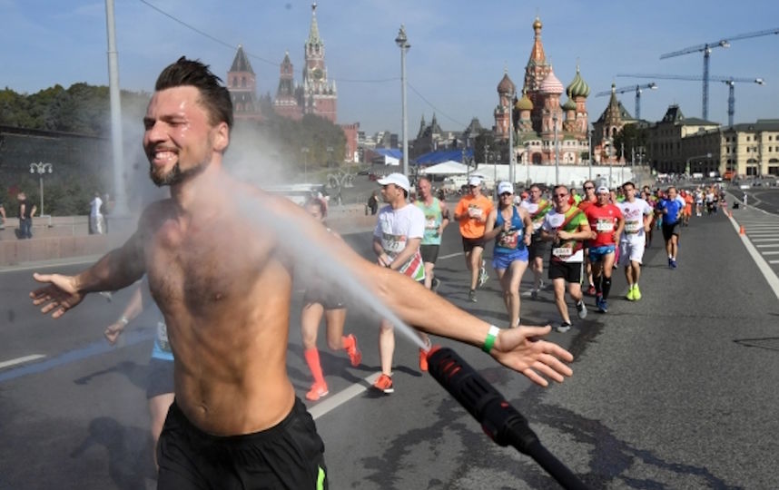 В выходные в Москву вернулась жара, а вместе с ней и одна из её особенностей – мужчины, которые не стесняются ходить по улицам города с голым торсом. Фото РИА Новости