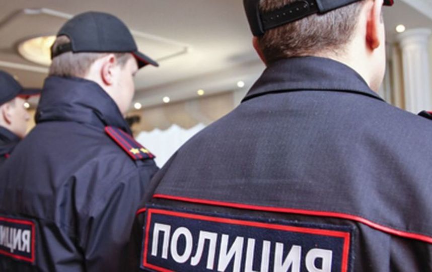 Подозреваемого в нападении на сотрудников в петербургском БЦ доставили в полицию. 