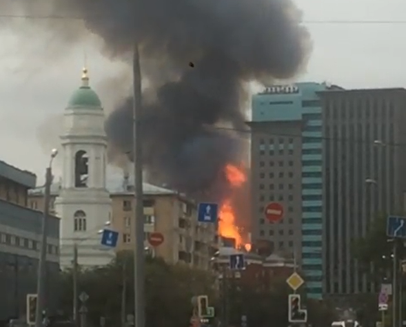 В Москве произошел пожар на площади 5 тыс. кв.м. Фото скриншот видео https://www.instagram.com/_new_line_/