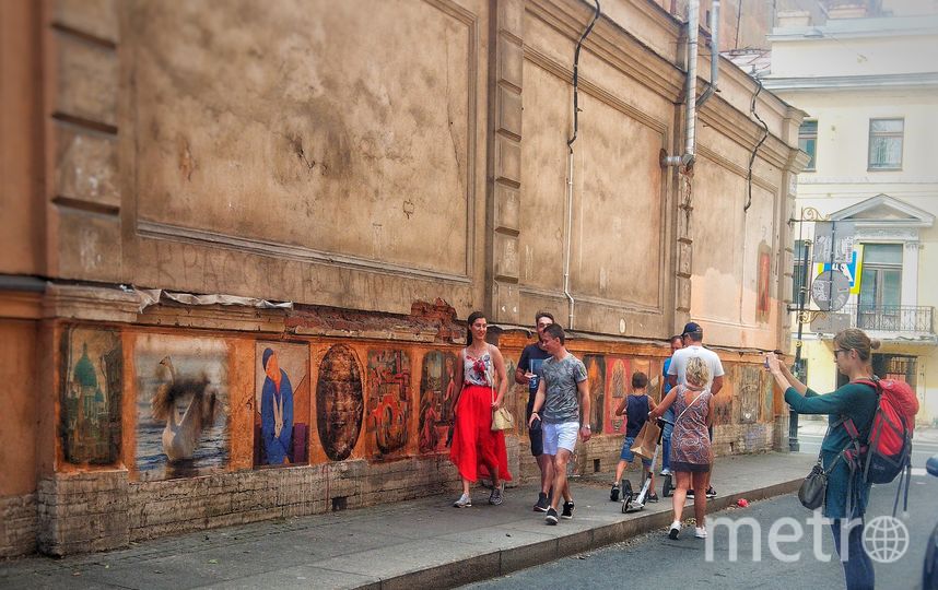 Галерея в переулке Радищева, созданная Олегом Лукьяновым, сейчас насчитывает более 30 работ. Фото vk.com/olegmihalych, "Metro"