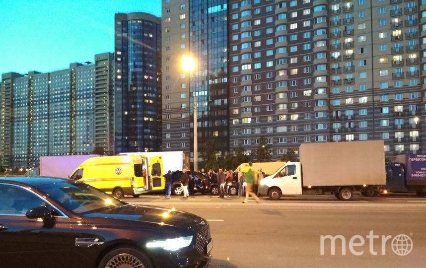 Фото с места трагического ДТП на улице Михаила Дугина. Фото https://vk.com/spb_today, "Metro"