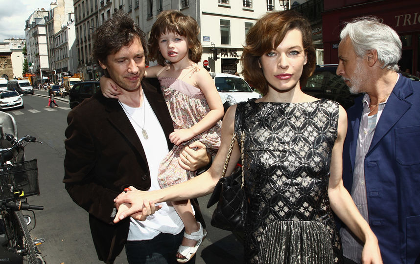 Милла Йовович с мужем Полом Андерсоном и дочерью Эвой. Фото Getty