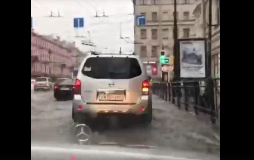 Петербург затопило: в метро, в магазинах и на улице - настоящий потоп. Фото https://vk.com/spb_today, "Metro"