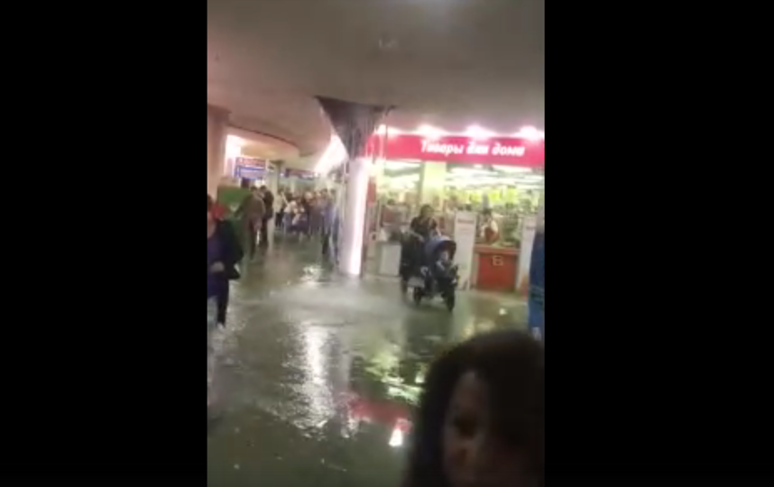 Петербург затопило: в метро, в магазинах и на улице - настоящий потоп. Фото https://vk.com/spb_today, "Metro"