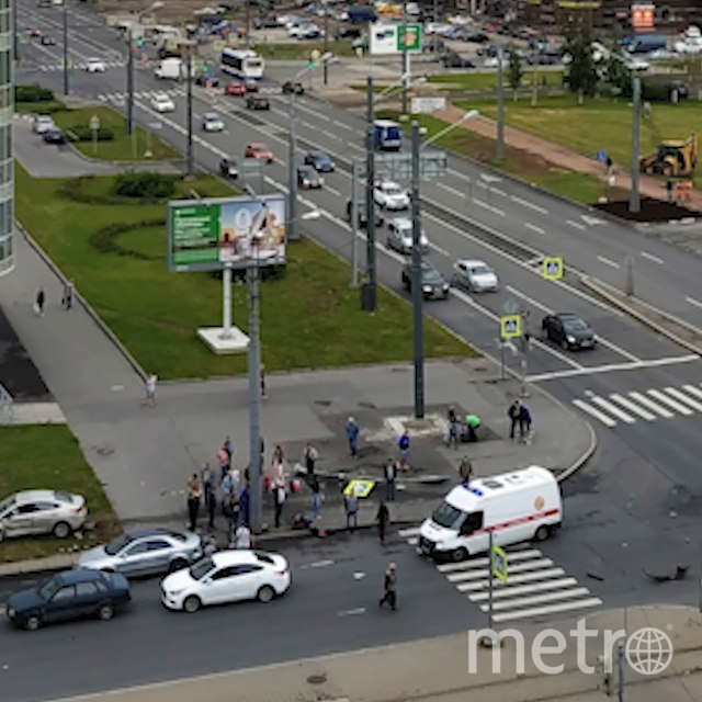 ДТП произошло на пересечении Ленинского пр. и улицы Десантников. Фото https://vk.com/spb_today, "Metro"