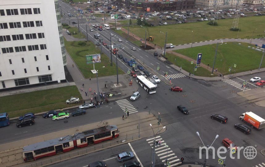 ДТП произошло на пересечении Ленинского пр. и улицы Десантников. Фото https://vk.com/spb_today, "Metro"
