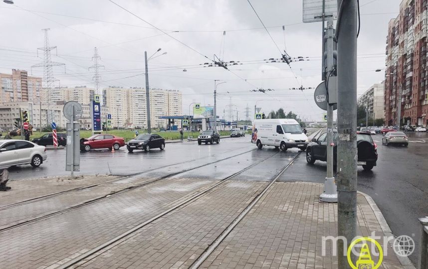 ДТП произошло на пересечении Ленинского пр. и улицы Десантников. Фото https://vk.com/dorinspb, "Metro"