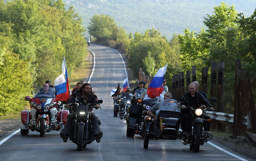 Владимир Путин посетил Крым и побывал на байк-шоу "Ночные волки". Фото http://www.kremlin.ru, "Metro"