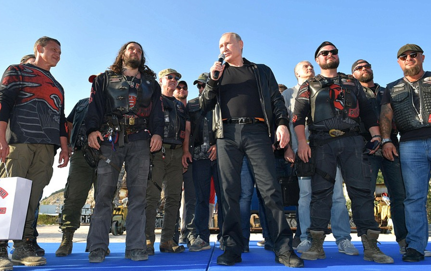 Владимир Путин посетил Крым и побывал на байк-шоу "Ночные волки". Фото http://www.kremlin.ru, "Metro"