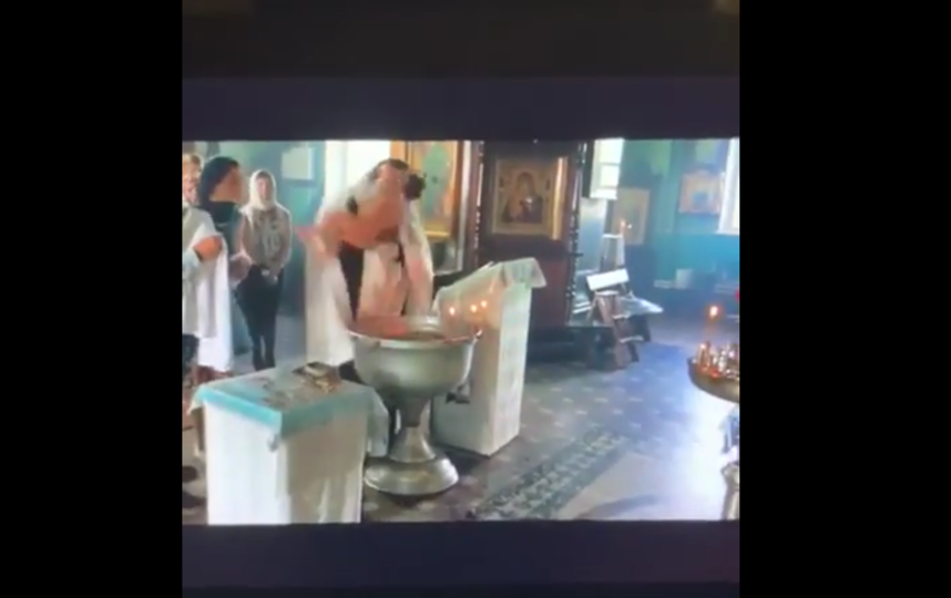 Кадры видео грубого крещения годовалого малыша в Гатчине. Фото Все - скриншот YouTube, "Metro"