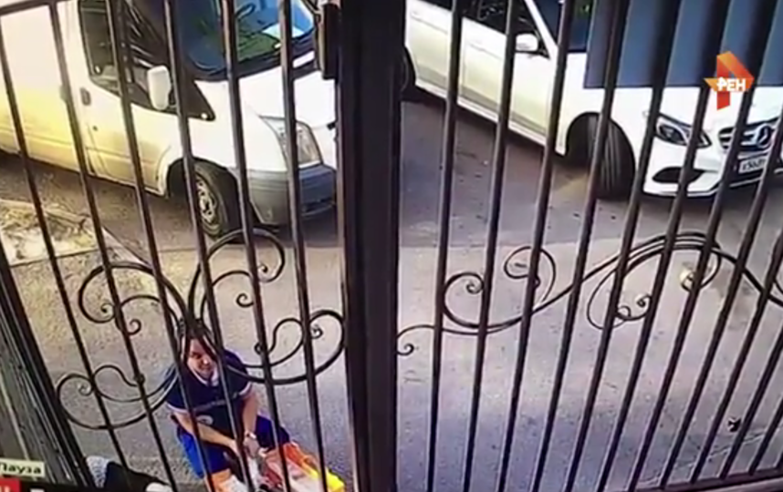 Фельдшер в Ростове-на-Дону пнул лежащую на земле пациентку и уехал. Фото скриншот видео https://ren.tv/, "Metro"