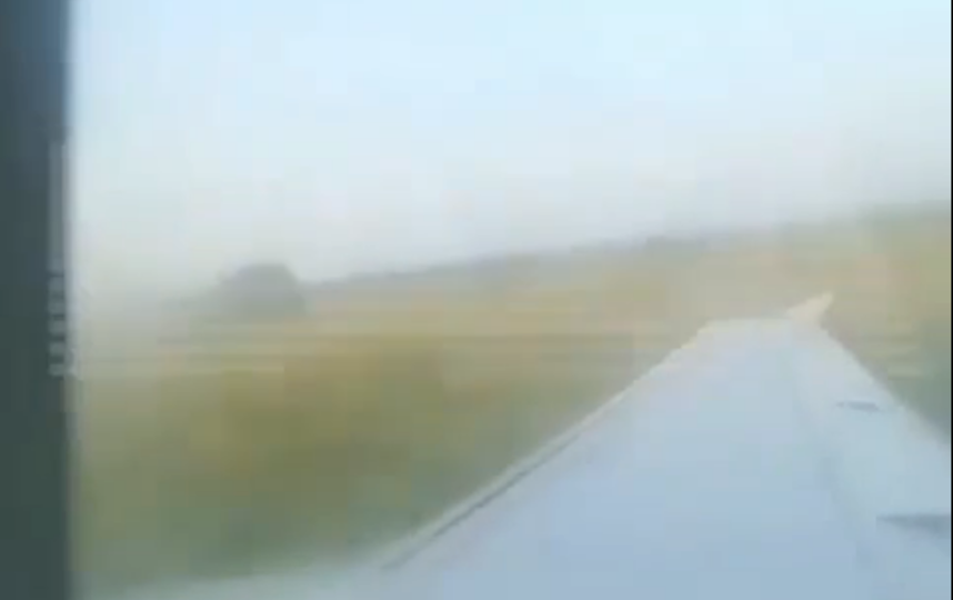 скриншот видео жёсткой посадки Airbus A-321 в Подмосковье, снятое из самолёта пассажиром. Фото /vk.com/te_ekb