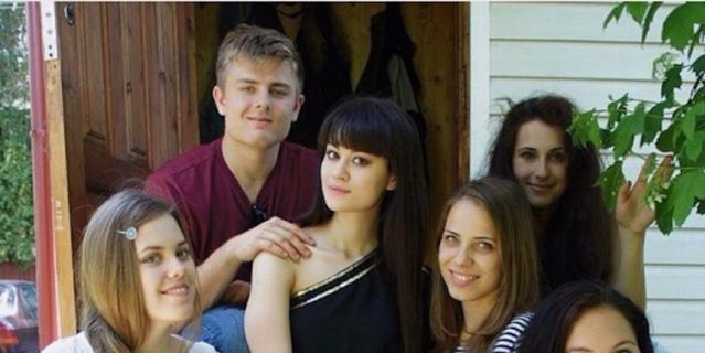 Алина (27 лет) и Митчелл (25 лет). Алина сидит по центру в чёрном платье. Митчелл держит её за плечо. Алина (27 лет) и Митчелл (25 лет). Алина сидит по центру в чёрном платье. Митчелл держит её за плечо.