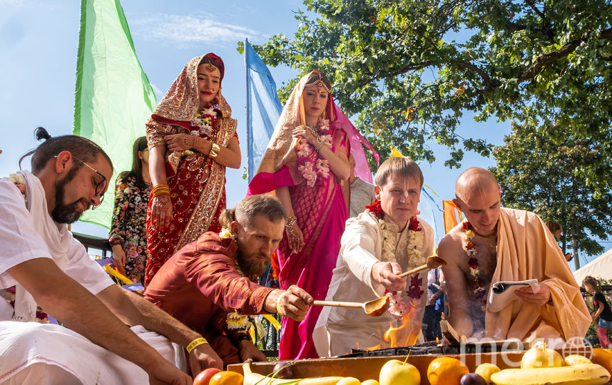 В Петербурге на фестивале «Мистическая Индия» поженились две пары. Фото Алена Бобрович, "Metro"