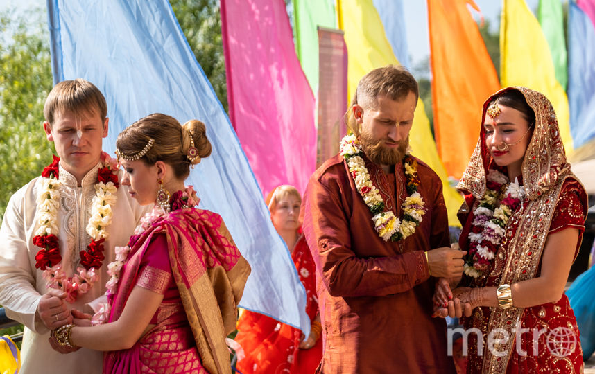 В Петербурге на фестивале «Мистическая Индия» поженились две пары. Фото Алена Бобрович, "Metro"