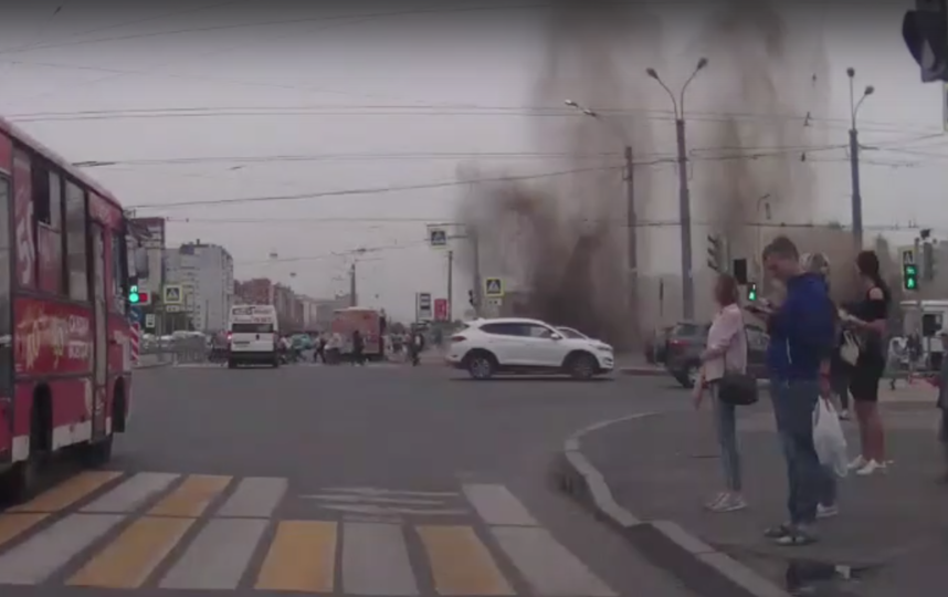 В питере попали. Петербург взрыв трубы. Разрыв теплотрассы на Дыбенко СПБ. Сбитый мужчина на Дыбенко вчера.