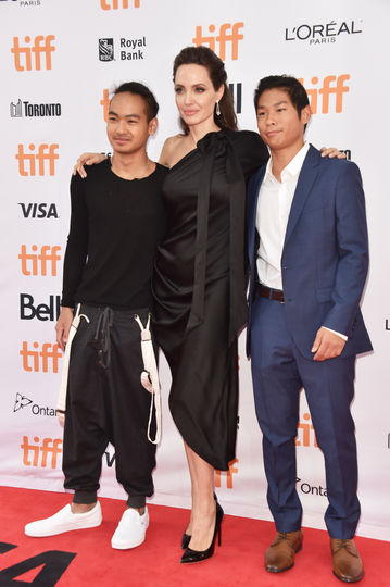 Мэддокс, Джоли и Пакс в 2017-м. Фото Getty Мэддокс, Джоли и Пакс в 2017-м. Фото Getty