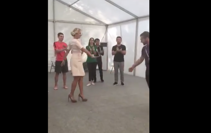 Видео танцующей захаровой. Захарова танцует с каблуками.