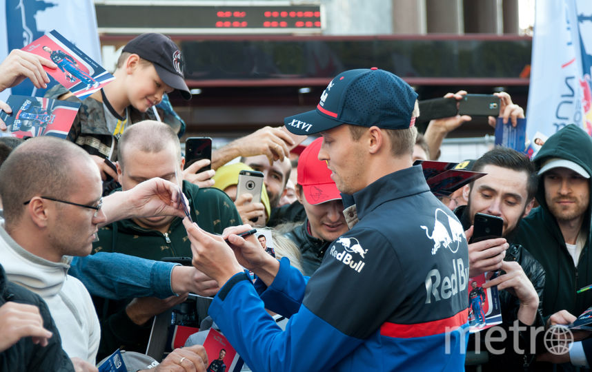 Раздача автографов на Scuderia Toro Rosso Showru. Фото Анна Лутченкова, "Metro"
