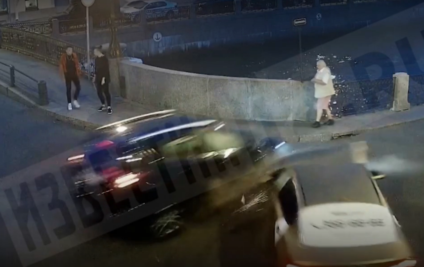Видео необычного ДТП, в результате которого пожилой мужчина упал в Мойку. Фото скриншот https://www.5-tv.ru/, "Metro"