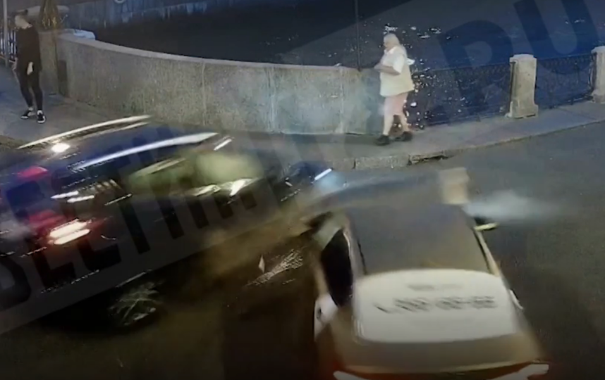 Видео необычного ДТП, в результате которого пожилой мужчина упал в Мойку. Фото скриншот https://www.5-tv.ru/, "Metro"