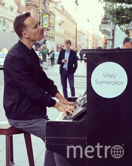 Музыкант хранит пианино в одном из парадных и вытаскивает перед каждым концертом. Фото vk.com/vitaly.sumarokov, "Metro"