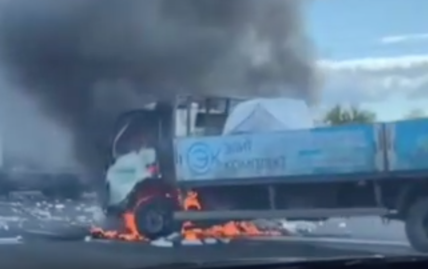 Три полосы перекрыли на МКАД из-за массовой аварии с участием грузовика. Фото скриншот https://vk.com/moscowtop1