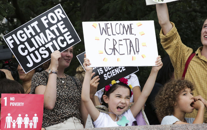 Американская молодёжь встретила Грету с постерами и песнями. Фото AFP